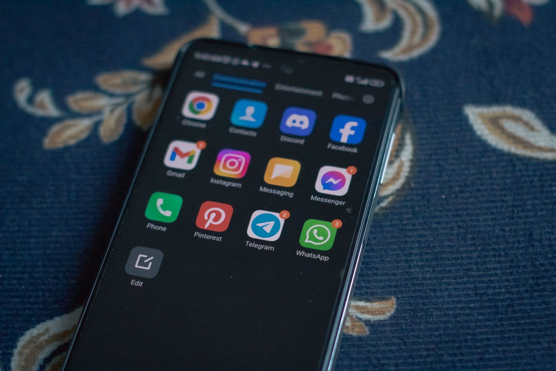 A dozen messaging and social apps on one Android home screen — WhatsApp, Telegram, Messenger, Instagram, Facebook, Discord, and Gmail.